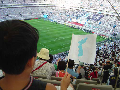 지난 2005년 '8.15민족대축전'에 참가해 한반도기를 흔드는 송인효. 